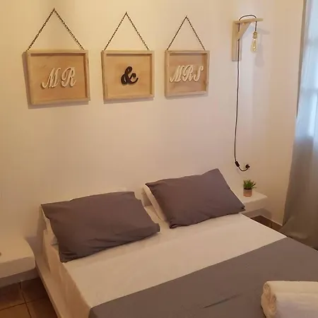 Laouti Tinos B Agios Ioannis (Tinos)